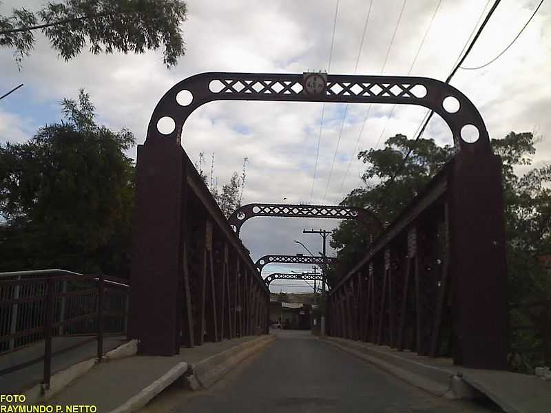 GUARANI-MG-PONTE SOBRE O RIO POMBA DA ANTIGA ESTRADA DE FERRO LEOPOLDINA-FOTO:RAYMUNDO P NETTO  - GUARANI - MG