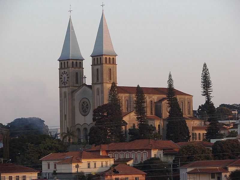 GUAXUP-MG-CATEDRAL DE N.SRA.DAS DORES-FOTO:ROGERCM - GUAXUP - MG