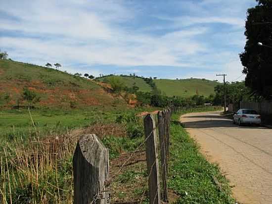 ESTRADA EM GUIDOVAL-FOTO:JOTALU [PANORAMIO] - GUIDOVAL - MG