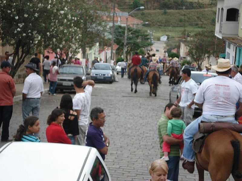 FESTA DE NOSSA SENHORA APARECIDA/DESFILE DE CARROS DE BOI - HELIODORA - MG