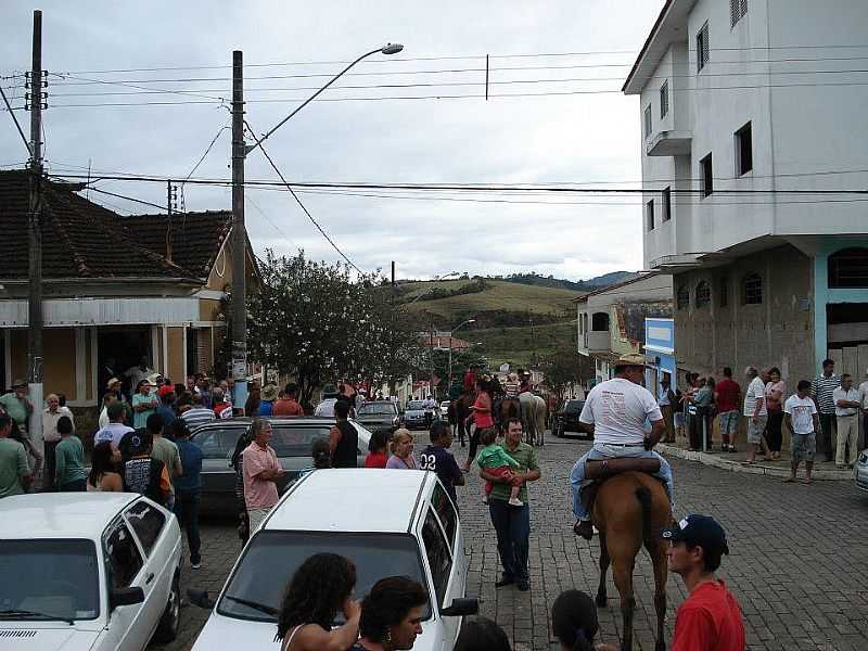 FESTA DE NOSSA SENHORA APARECIDA/DESFILE DE CARROS DE BOI - HELIODORA - MG