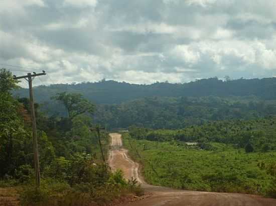 ESTRADA E A SERRA EM SERRA DO NAVIO-AP-FOTO:ALAN.KARDEC - SERRA DO NAVIO - AP