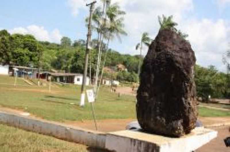 SERRA DO NAVIO-AP-PEDRA NO CENTRO DA CIDADE-FOTO:BRUNA DIDRIO - SERRA DO NAVIO - AP