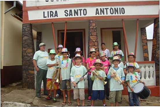 ALUNOS LIRA ST ANT FAZENDO CARNAVAL , POR POR  MAESTRO ALENCAR. KACAI  - IBERTIOGA - MG