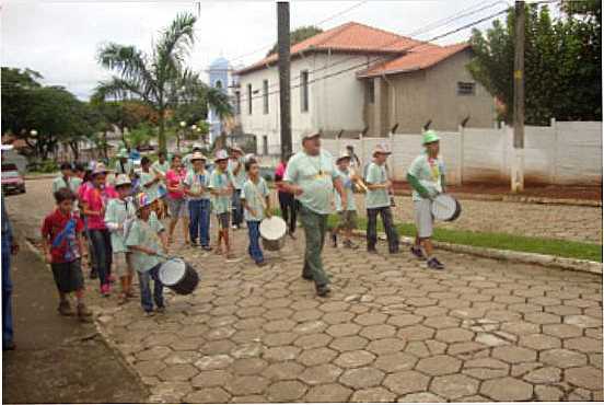 ALUNOS LIRA ST ANT FAZENDO CARNAVAL , POR POR  MAESTRO ALENCAR. KACAI  - IBERTIOGA - MG