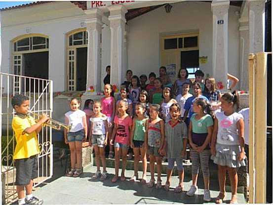 ALUNOS NA COMEMORAO DOS 49 ANOS DE EMANCIPAO POLITICA DE IBERTIOGA, POR POR MAESTRO ALENCAR ( KACAI) - IBERTIOGA - MG