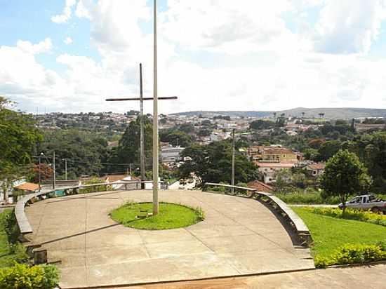 CRUZEIRO DA CAPELA DE SO DIMAS E A CIDADE DE IBI-MG-FOTO:VITORHUGOREIS - IBI - MG