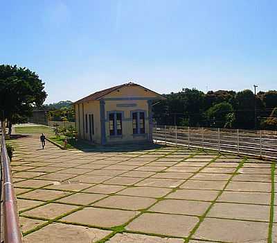 ESTAO FERROVIRIA-FOTO:MONTANHA - IBIRIT - MG