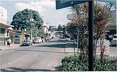 RUA DA CIDADE-FOTO:MONTANHA - IBIRIT - MG