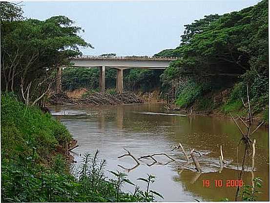 PONTE SOBRE O RIO SO FRANCISCO EM IGUATAMA-MG-FOTO:GUSTAVO HENRIQUE DE  - IGUATAMA - MG
