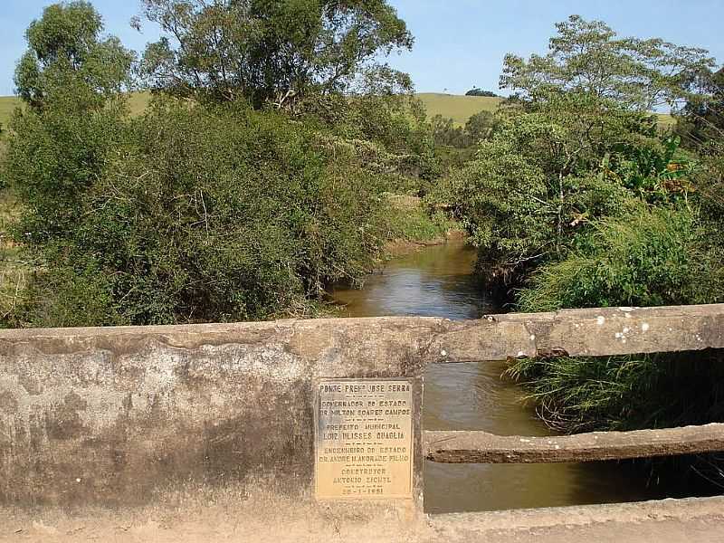 INCONFIDENTES-MG-PONTE SOBRE O RIO MOGI NO CAMINHO DA F-FOTO:AUGUSTO DE CARVALHO - INCONFIDENTES - MG