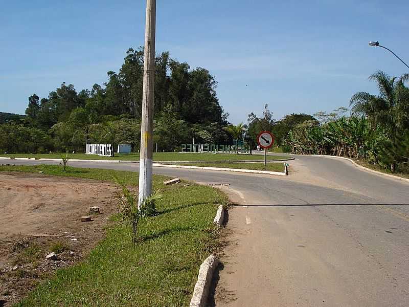 INCONFIDENTES-MG-SAINDO DA CIDADE PELO TREVO DE ACESSO-FOTO:AUGUSTO DE CARVALHO - INCONFIDENTES - MG