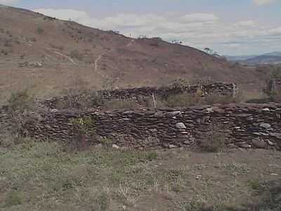 CURRAL DE PEDRAS CONSTRUIDO PELOS ESCRAVOS., POR CLEMILSON DE SOUZA SALGADO - INGA - MG