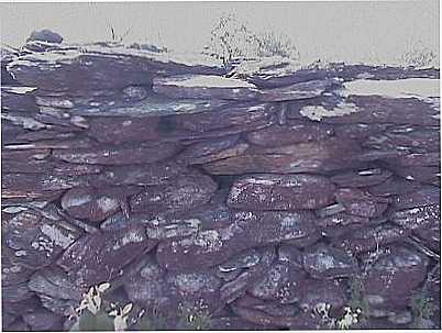 MURO DE PEDRAS QUE CORTA A SERRA DA CAMPESTRE., POR CLEMILSON DE SOUZA SALGADO - INGA - MG