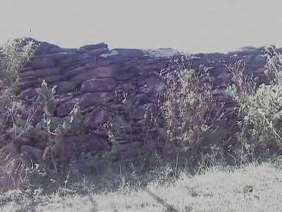 MURO DE PEDRAS QUE CORTA A SERRA DA CAMPESTRE., POR CLEMILSON DE SOUZA SALGADO - INGA - MG