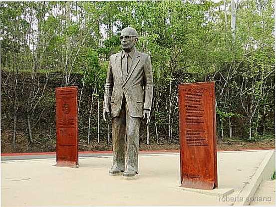 ESTTUA DE CARLOS DRUMOND DE ANDRADE NA PRAA DO AREIO EM ITABIRA-MG-FOTO:ROBERTA SORIANO - ITABIRA - MG