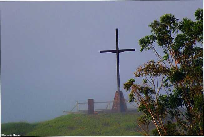 PICO DO AMOR - ITABIRA/MGFOTOGRAFADO A PARTIR DO ALTO DOS PINHEIROS SOB A NEBLINA DO ALVORECER., POR TEREZINHA SOUZA - ITABIRA - MG