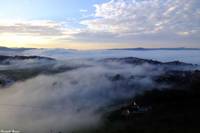 ALVORECER EM ITABIRA, VISTA PARCIAL DESTACANDO A FAZENDA DO PONTAL NO CANTO INFERIOR DIREITO, POR TEREZINHA SOUZA - ITABIRA - MG