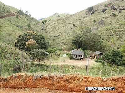 CASA EM REA RURAL-FOTO:DECIO COUTINHO - ITABIRINHA DE MANTENA - MG