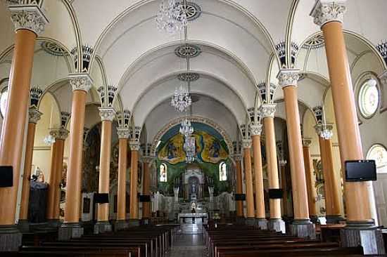 INTERIOR DA IGREJA MATRIZ DE N.SRA.DA SOLEDADE EM ITAJUB-FOTO:BEATRIZ BARRETO TANE - ITAJUB - MG