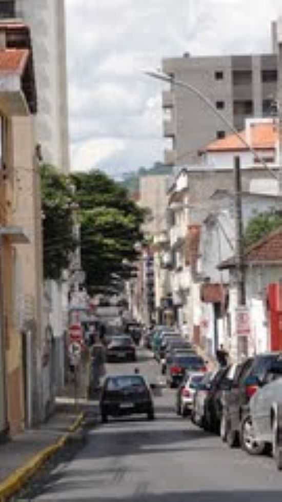 RUA ESTREITA NO CENTRO DE ITAJUB-FOTO:PAULO YUJI TAKARADA - ITAJUB - MG