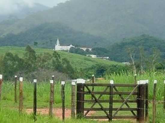 VISTA DA CIDADE ATRAVS DA PORTEIRA-FOTOMONTANHA [PANORAMIO] - ITAMBACURI - MG