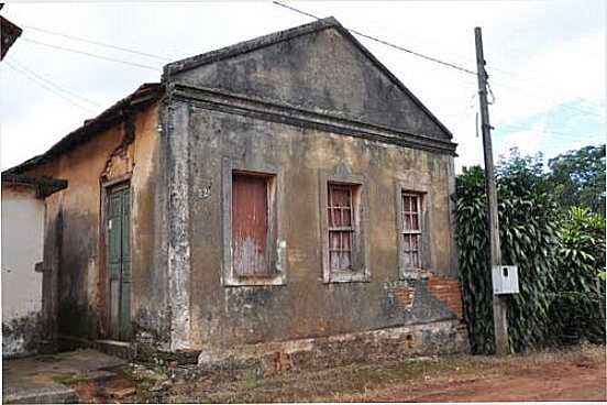 CASAS ANTIGAS PRXIMAS DA ANTIGA ESTAO, POR LUCAS - ITAMOGI - MG