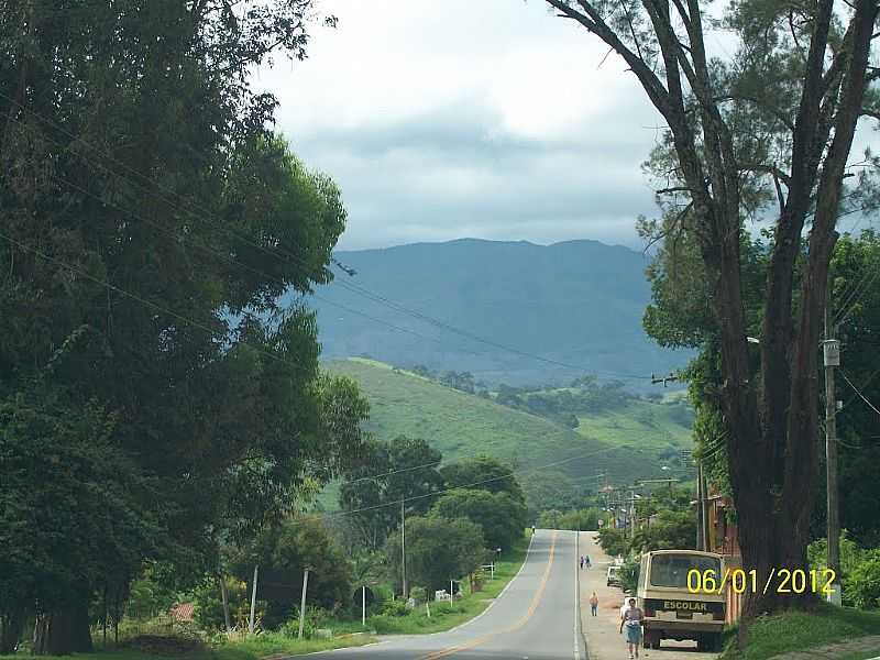 ITAMONTE-MG-CHEGANDO NA CIDADE AO FUNDO A SERRA DA MANTIQUEIRA-FOTO:JOSUE MARINHO - ITAMONTE - MG