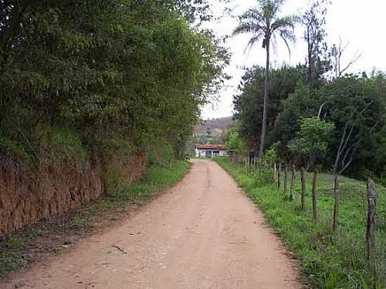 ESTRADA RURAL DO BAIRRO PEDREGULHO EM ITANHANDU-FOTO:JBRMONTEIRO - ITANHANDU - MG