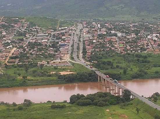 PONTE RIO JEQUITINHONHA E A CIDADE-FOTO:PEDRO PAULO - ITAOBIM - MG