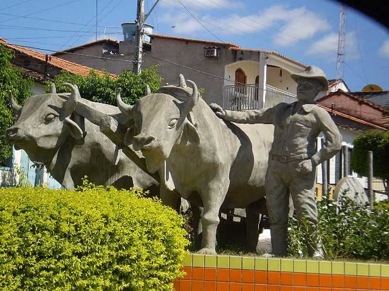 ABARA-BA-MONUMENTO NA PRAA CENTRAL-FOTO:JOS ROBERTO SOUSA - ABARA - BA