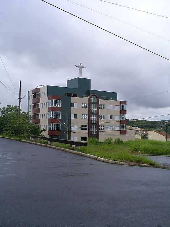 ITANA-MG-CRISTO EM CIMA DO EDIFCIO NO ALTO DO ROSRIO-FOTO:DLIO DE LEMOS - ITANA - MG