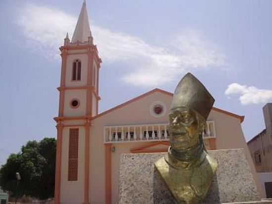 PRAA DA MATRIZ DE JANABA RECEBE O BUSTO DE DOM MAURO - JANABA - MG