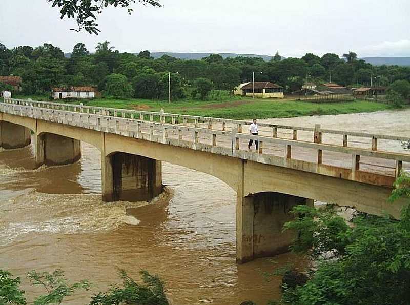 JEQUITA-MG-PONTE SOBRE O RIO JEQUITA-FOTO:MURILOGEOVANI - JEQUITA - MG