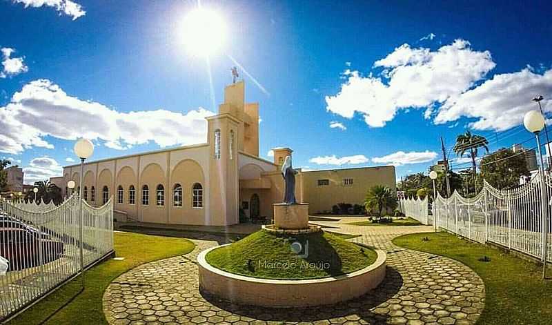 JOO PINHEIRO - MG
REGIO NOROESTE DE MINAS  
MAIOR CIDADE EM MG EM EXTENSO TERRITORIAL
IGREJA MATRIZ DE SANTANA
FOTOGRAFIA DE MARCELO ARAJO - JOO PINHEIRO - MG