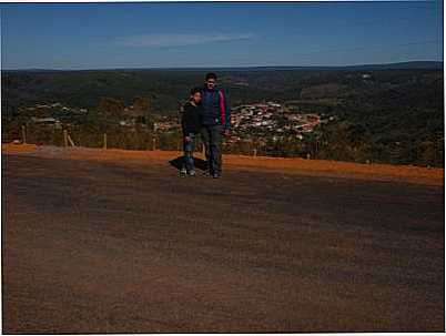 PEQUENA JOSENOPOLIS NO FUNDO, POR GEANDRISON PESTANA (BOCA) - JOSENPOLIS - MG