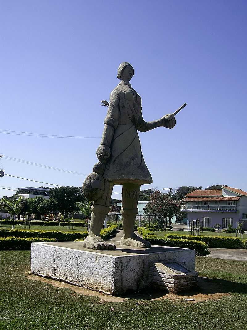 LAGOA DA PRATA-MG-MONUMENTO EM HOMENAGEM AOS CORTADORES DE CAF-FOTO:AENDER - LAGOA DA PRATA - MG