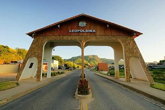 PRTICO DE ENTRADA DE LEOPOLDINA-FOTO:SGTRANGEL - LEOPOLDINA - MG