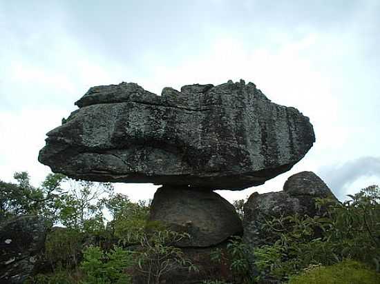 PEDRA QUE EQUILIBRA,RESERVA FAZENDA DO CEDRO EM LIMA DUARTE-MG-FOTO:MARCIO LUCINDA - LIMA DUARTE - MG