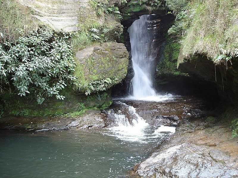 LUMINRIAS-MG-CACHOEIRA DA PEDRA FURADA-FOTO:RICARDO MENDONA - LUMINRIAS - MG