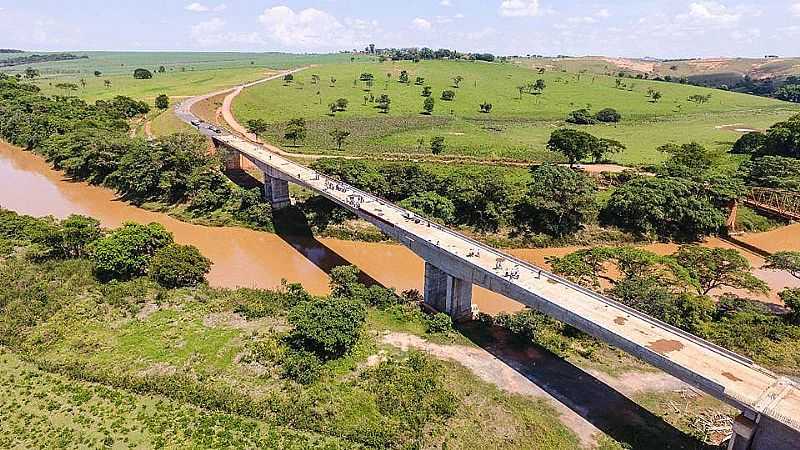 PONTE DO COQUEIRO SOBRE O RIO SO FRANCISCO - LUZ - MG