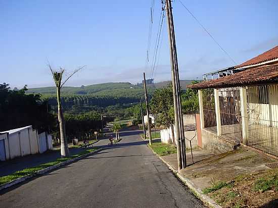 MADRE DE DEUS DE MINAS-MG-AVENIDA EM MADRE DE DEUS-FOTO:ALEXANDRE FERNANDO  - MADRE DE DEUS DE MINAS - MG