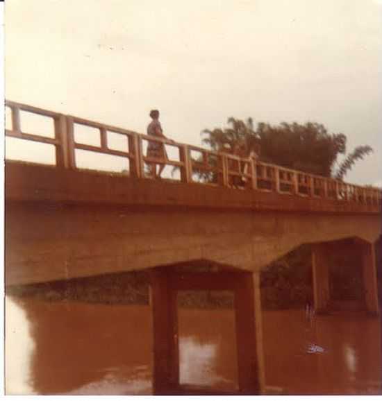 PONTE SBRE O RIO AREADO-FOTO:RMOTA100 - MAJOR PORTO - MG