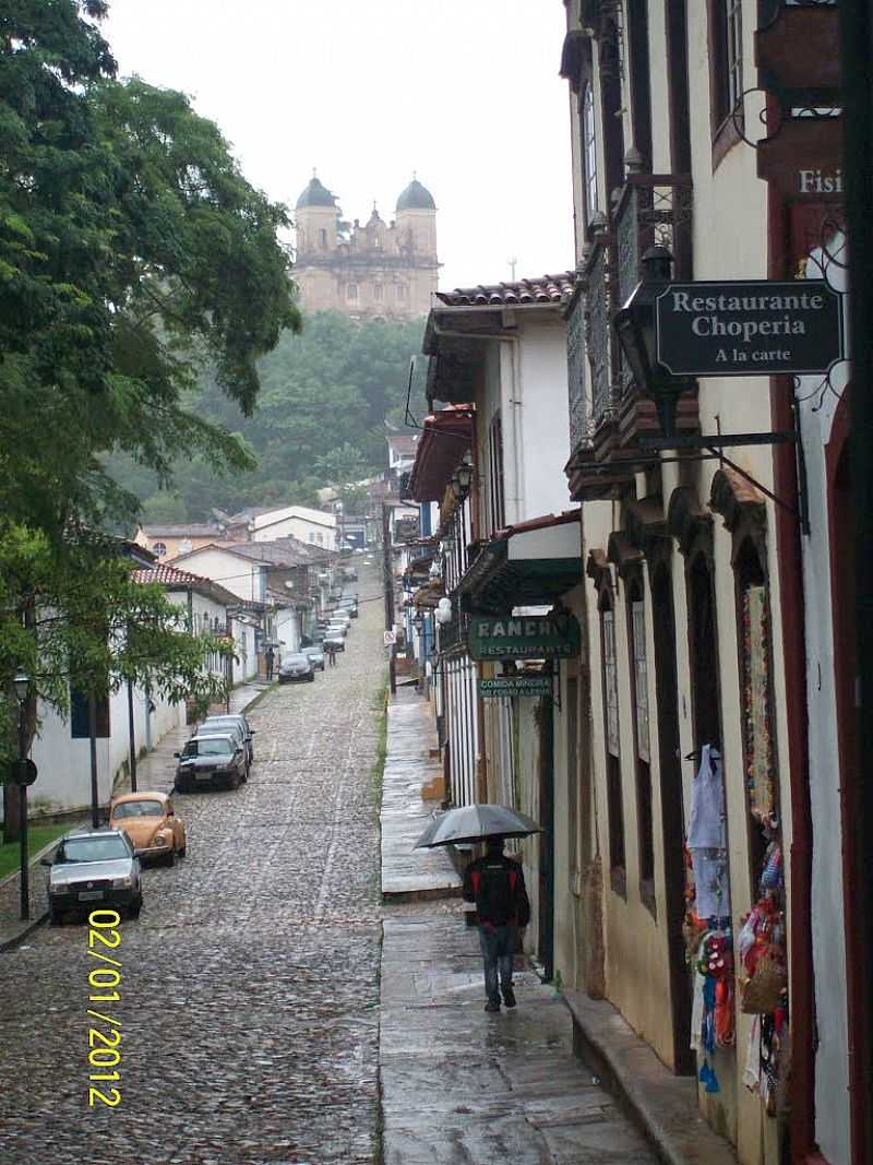 MARIANA-MG-RUA BARO DE CAMARGOS COM IGREJA DE SO PEDRO DOS CLRIGOS AO ALTO-FOTO:JOSUE MARINHO - MARIANA - MG