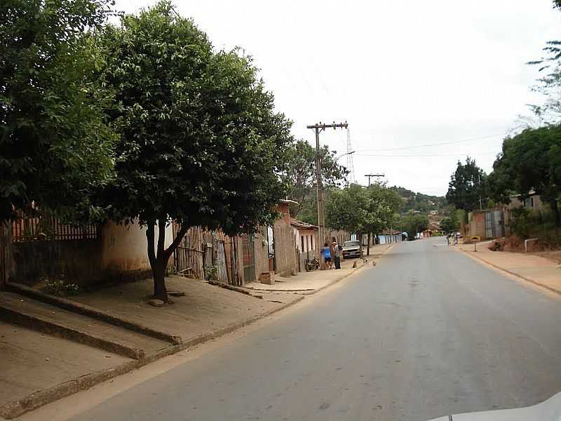 MARILAC-MG-RUA DE ENTRADA DA CIDADE-FOTO:IZAIDES - MARILAC - MG