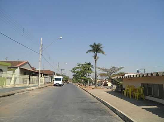 AVENIDA EM MARILNDIA-FOTO:LEONARDO DIAZ - MARILNDIA - MG