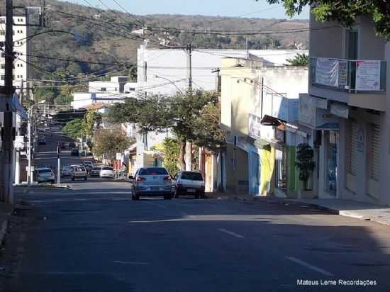 RUA GETLIO VARGAS EM MATEUS LEME, POR ISA - MATEUS LEME - MG