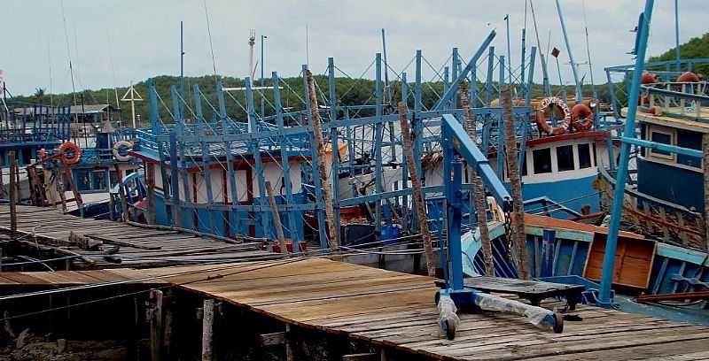 ALCOBAA-BA-BARCOS PARA PESCA DE LAGOSTA-FOTO:MILTON BRIGOLINI NEME - ALCOBAA - BA