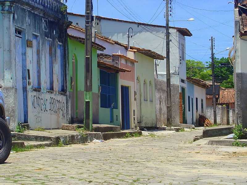 ALCOBAA-BA-CASARIO NA RUA PRXIMO AO PORTO -FOTO:MILTON BRIGOLINI NEME - ALCOBAA - BA