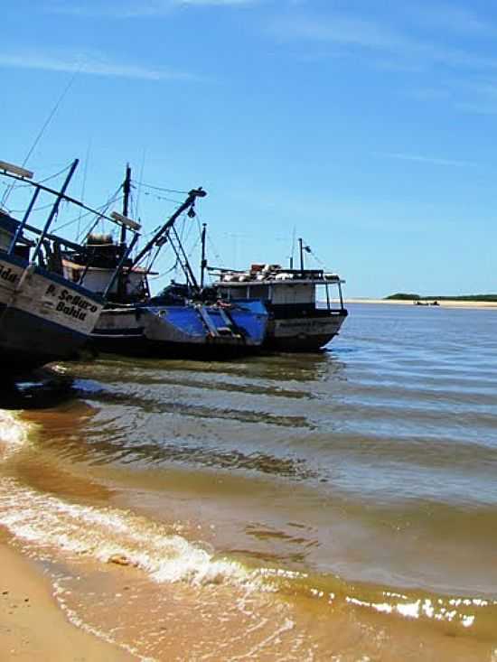 PESQUEIROS ANCORADOS EM ALCOBAA-FOTO:GANZILOTOMICH - ALCOBAA - BA